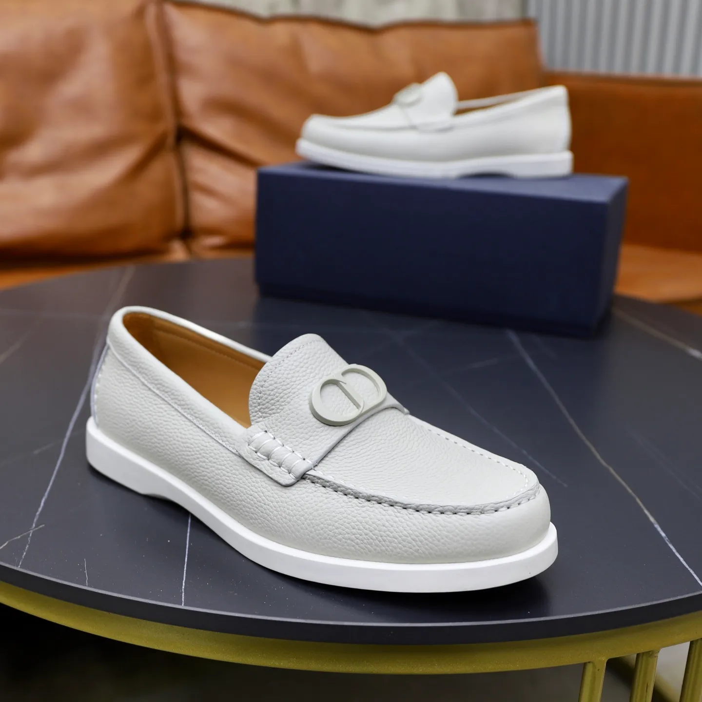 Ex-factory price: 560🙅‍♂️🙅‍♂️🙅‍♂️ Brand: Dior DIOR Standard code: Men's code 38/44 (45 can be customized) Grade: Same as the official website Material: Original cowhide stitching, cowhide lining, original TPU wear-resistant soft outsole Style categories: Leisure and sports version, footwear for driving, young fashion, European and American trends, British style Color: actual picture color